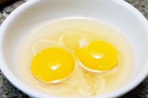 куриные яйца в тарелке
