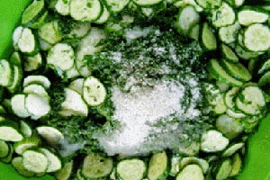 овощи и зелень в миске с солью