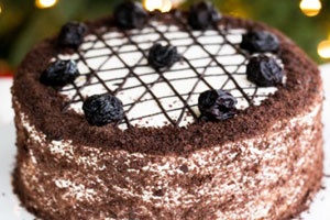 готовый сметанный торт с черносливом