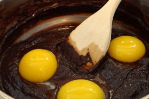 яйца в шоколадной смеси