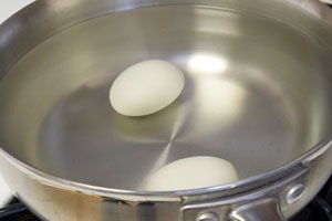 яйца в сотейнике
