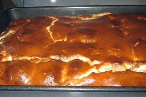 готовый пирог с мясом на сметане