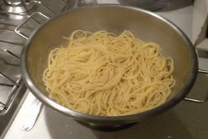 спагетти в дуршлаге