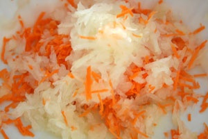 морковь, сельдерей и лук на терку