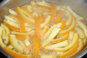 апельсиновые корки в кипящем сиропе
