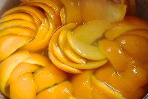 апельсиновая цедра на плите