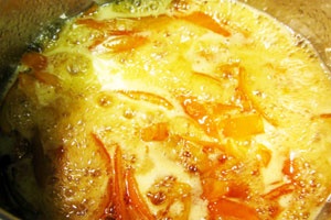 готовые цукаты из апельсиновых корок в кастрюле