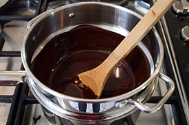 растапливаем шоколад со сливочным маслом на водяной бане