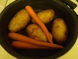 отвариваем картофель с морковью