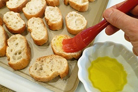 смазываем хлеб оливковым маслом