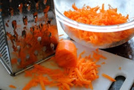 натираем морковь на терку