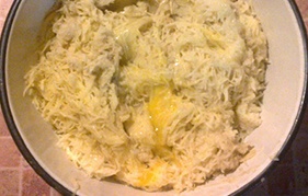 перемешиваем тертый картофель со взбитыми яйцами