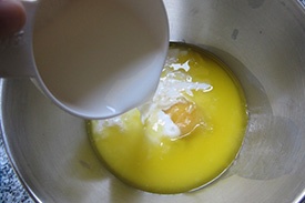 добавляем к растопленному маслу яйцо и сливки