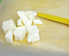 измельчаем сыр Моцарелла