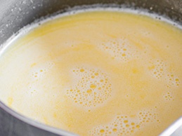 добавить в дрожжевую смесь яйцо и два вида масла
