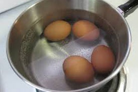 отвариваем яйца вкрутую
