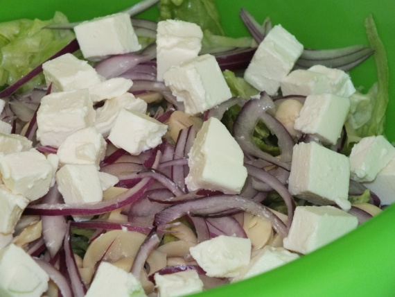 Салат с грибами и сыром фета