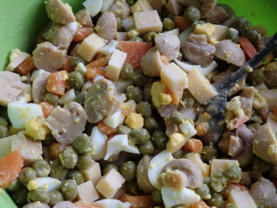 Салат с зеленым горошком и маринованными грибами