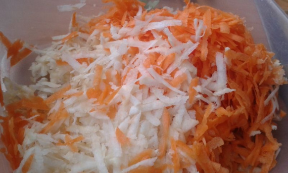 Салат из моркови, петрушки и сельдерея