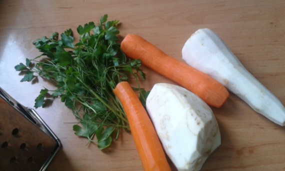 Салат из моркови, петрушки и сельдерея
