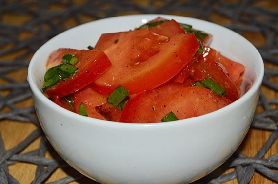 Салат из помидоров с медово-горчичным соусом