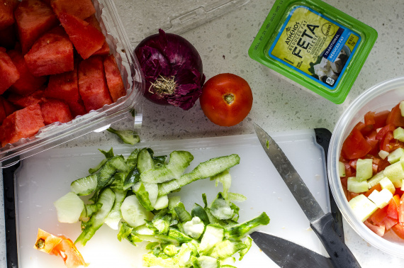 Салат из арбуза с фетой, помидорами и огурцами