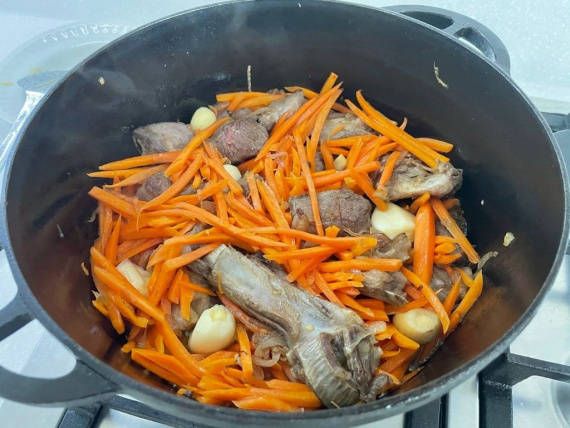 Обжариваем морковь с мясом