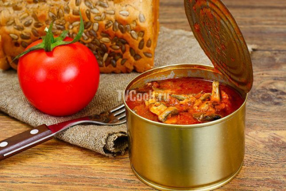 Готовим слой из кильки в томатном соусе