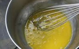 взбиваем яйцо с маслом и водой