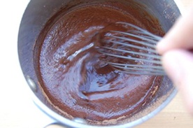растапливаем шоколад в кипящих сливках
