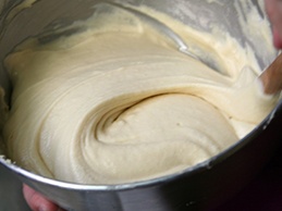 замешиваем тесто для творожного бисквита