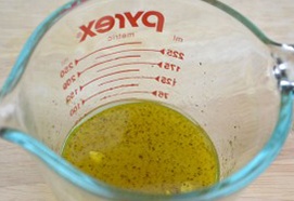 перемешиваем лимонный сок с растительным маслом