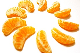разделяем апельсин на дольки