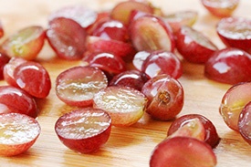 разрезаем ягоды винограда пополам