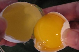 отделяем яичные желтки от белков