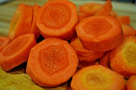 измельчаем морковь кружочками