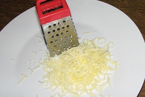 натираем сыр на терку
