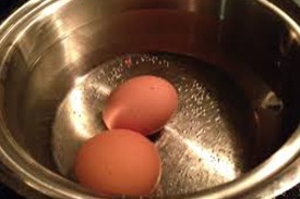 отвариваем яйца