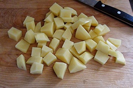 нарезаем картофель кусочками