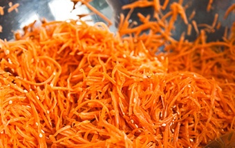 измельчаем корейскую морковь