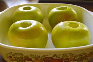 яблоки в форме для запекания
