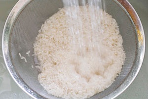 рис в дуршлаге