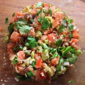 готовый салат с семгой и авокадо