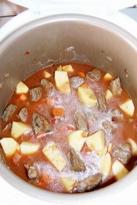 картофель с мясом в соусе из томатного сока и воды