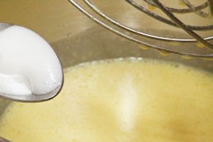 сода с уксусом в яичной массе