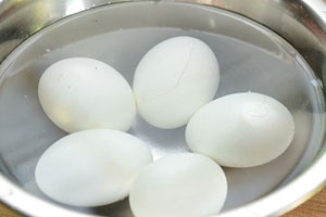яйца в миске с водой