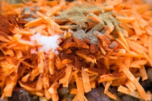 лук с морковью, мясо и специями в мультиварке