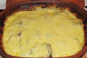 готовый картофель с мясом и грибами в духовке