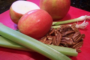 яблоки, сельдерей, зеленый лук и орехи