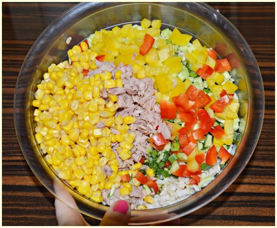 Салат с тунцом, рисом и овощами